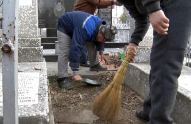 Узбекский субботник на еврейском кладбище
