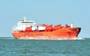 В Красном море ржавеет танкер