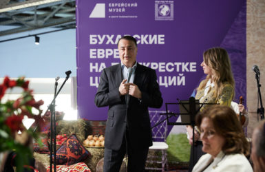 Лев Леваев на выставке в Москве
